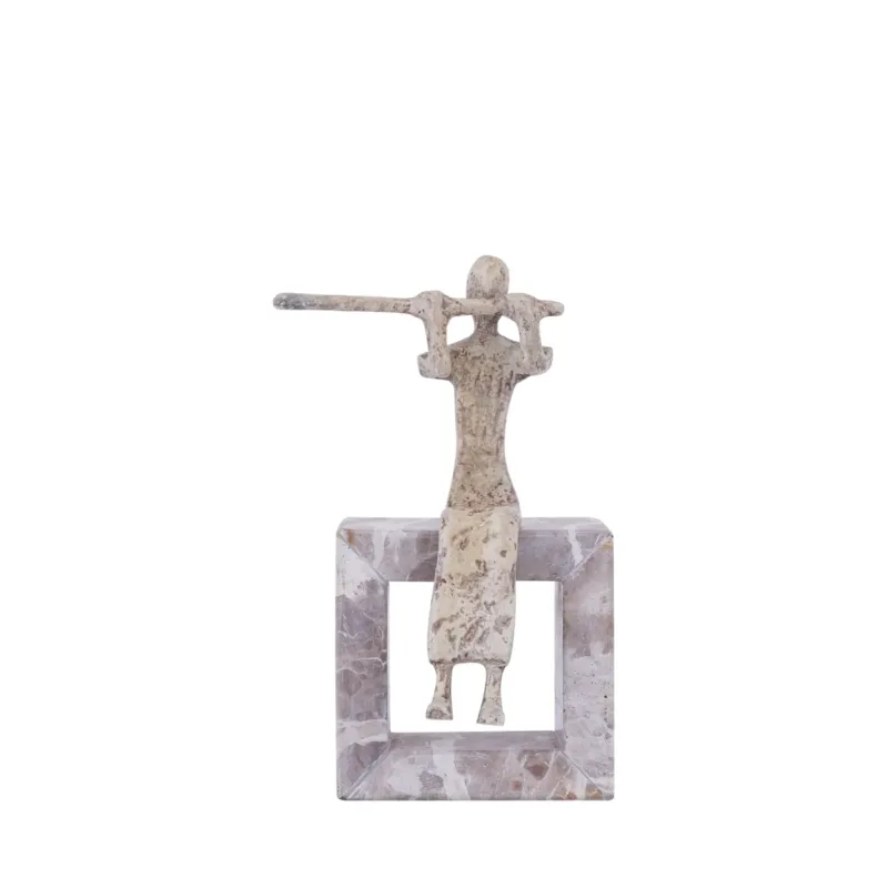 Statue – Flöten Design, Aluminium Material, Beige, Marmor Basis – Aleria | PTMD