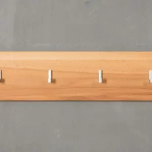 Wandgarderobe Hakenleiste Genf aus Kernbuche Massivholz geölt mit vier silbernen Haken in Gesamtansicht.