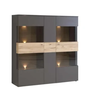 Highboard Vitrine COMO 3-trg. in Grau mit Planked-Eiche-Front, Glasvitrinen und integrierter Beleuchtung, Gesamtansicht.