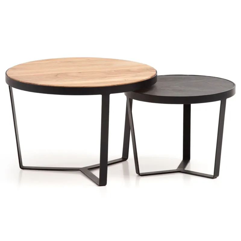 Zweiteiliges Couchtisch Set mit rundem Akazienholz-Tablett in Natur und schwarzem Metallgestell.