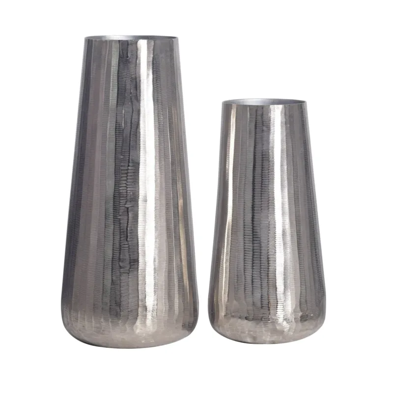 Zwei silberne Vasen aus Aluminium in konischer Form mit strukturierter Oberflläche, Gesamtansicht.