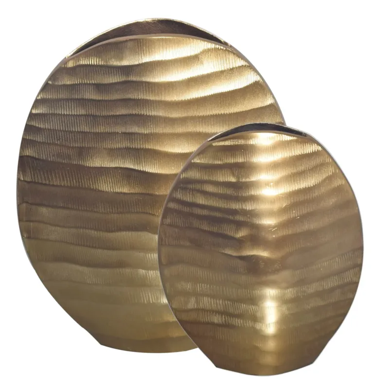 Zwei goldene Vasen in Eiformen mit welligem Oberflächenmuster in Gesamtansicht.