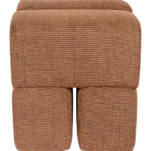 Hocker Staple Terracotta mit verspieltem Blockdesign in Gesamtansicht von vorne.