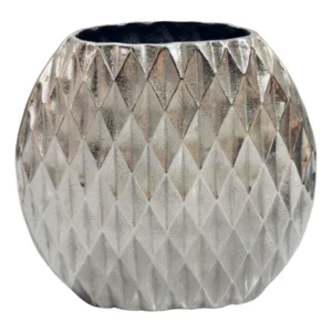 Design-Tischvase aus Aluminium in Silber mit durchgehendem Rautenmuster, Gesamtansicht.
