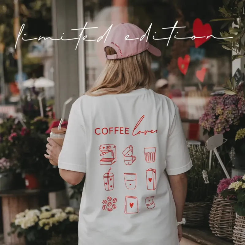 Animierte Bildfolge des weißen Shirts mit rotem Aufdruck in sommerlichen Lifestyle-Szenen